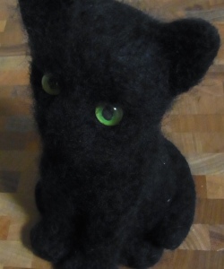 初羊毛フェルト黒猫3.JPG