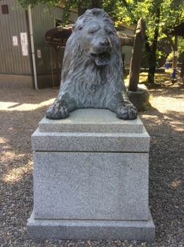 三囲神社ライオン像.JPG