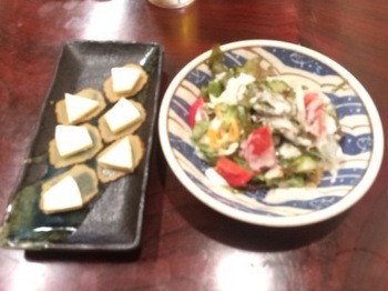 和食屋いぶりがっこチーズとサラダ.JPG