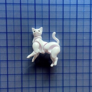 plastic_model_white_cat.JPG
